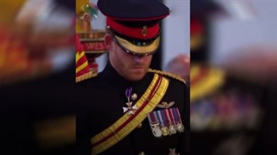 هاري يظهر بالزي العسكري للمرة الأولى منذ سنوات.. شاهد