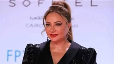 ليلى علوي.. شابة في الثلاثينيات على الريد كاربت (صور)