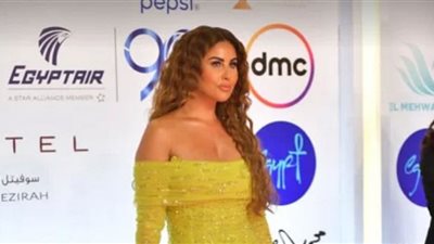 مي سليم تسرق أضواء الريد كاربت بالأوف شولدر والأصفر اللامع