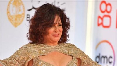 إلهام شاهين.. نجمة تتلألأ بالذهبي والشيفون (صور)