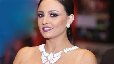 بشرى تستعرض أناقتها في شوارع دبي| صور