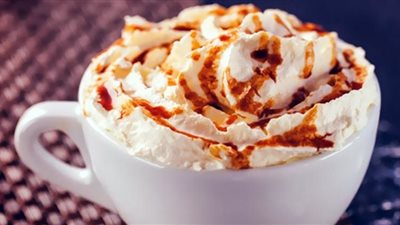 قاومي الطقس البارد بمشروب لاتيه كراميل الساخن