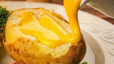 طريقة عمل بطاطس مقلية بصوص الجبنة.. سناكس سريع