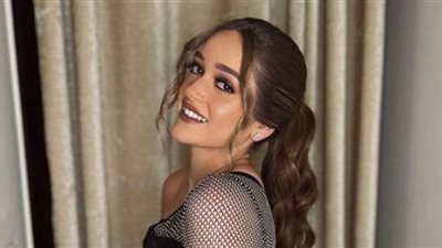 نور إيهاب تخطف الأنظار بالأسود وألوان شولدر