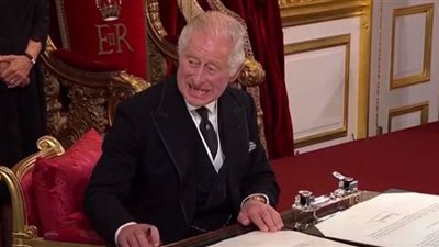 طرائف وغرائب الملك تشارلز مع الأقلام (فيديو)