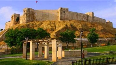 قلعة غازي عنتاب تسقط بزلزال تركيا وتبوح بأسرار 2200 عام