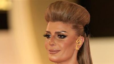 فيدرا تخطف أنظار المعجبين بتسريحة غريبة