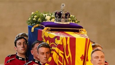 تزيين نعش الملكة إليزابيث بالراية الملكية وتاج إمبريال ستيت