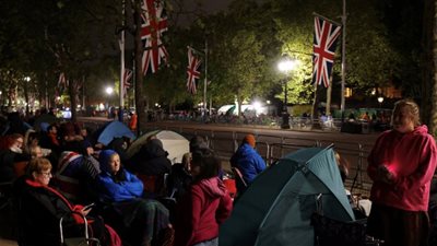 تخييم آلاف الأشخاص في شوارع لندن لمشاهدة جنازة الملكة إليزابيث
