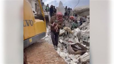 سيدة تضع مولودها تحت الأنقاض في سوريا.. ولدته ورحلت (شاهد)