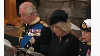 الملك تشارلز الثالث بالزي الملكي في صلاة الجنازة على إليزابيث الثانية (شاهد)