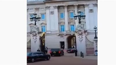 بايدن يدخل قصر باكنغهام بسيارته لحضور جنازة الملكة (شاهد)