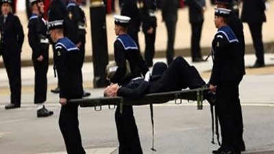 إغماء ضابط شرطة أثناء مراسم الجنازة الملكية للراحلة إليزابيث (شاهد)