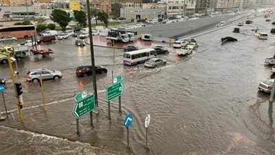 هطول أمطار غزيرة على جدة والأرصاد السعودية تحذر