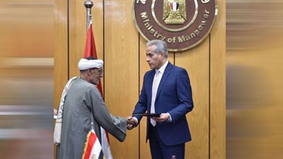 وزير القوى العاملة يُسلم تعويضات لأسر العمالة غير المنتظمة بـ 7 محافظات.. صور