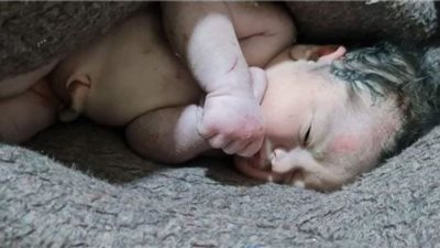 انتشال طفل وُلد تحت الأنقاض في سوريا (شاهد)