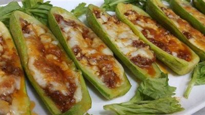 جددي سفرتك وقدمي قوارب الكوسا باللحم المفروم والجبن