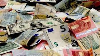 انخفاض جماعي لأسعار العملات الأجنبية أمام الجنيه اليوم