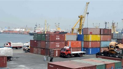 نشاط ملحوظ في حركة السفن والبضائع بميناء الإسكندرية