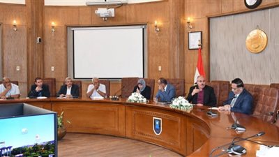 رئيس جامعة قناة السويس يجتمع بأعضاء اللجنة المشكلة لإدارة ملف جامعة الإسماعيلية الجديدة الأهلية