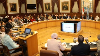 محافظ القاهرة يشدد على سرعة فحص مشاكل المواطنين والرد عليها وإنجازها في الوقت المحدد