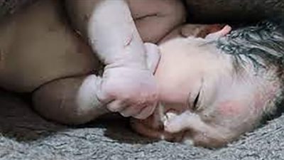 زلزال سوريا.. مشاهد تحبس الأنفاس بين ولادة تحت الأنقاض وتلقين أب لابنه الشهادتين