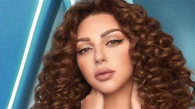 ميريام فارس تشعل المسرح بفستانها القصير وحركاتها الاستعراضية