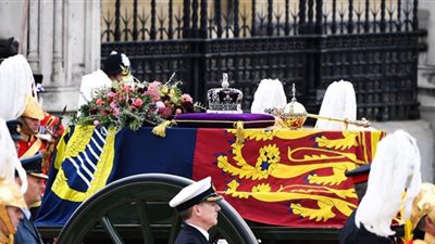 التاج الملكي والصولجان يغادران نعش الملكة إليزابيث