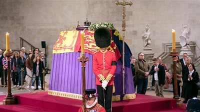 إنزال نعش الملكة إليزابيث إلى القبو الملكي في كنيسة سانت جورج