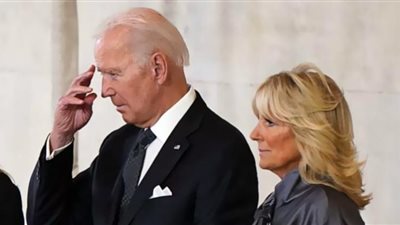 بايدن وزوجته يحضران جنازة الملكة إليزابيث (بالوحش) شاهد