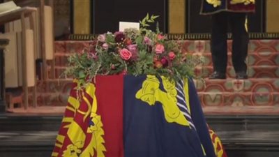 لحظة نزول نعش إليزابيث إلى القبو الملكي آليًا (فيديو)