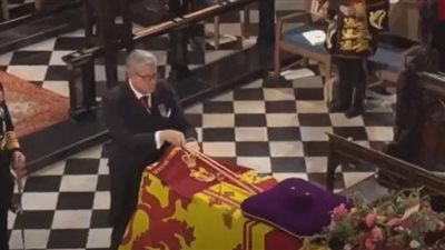 سر العصا المكسورة المدفونة مع الملكة إليزابيث (فيديو)