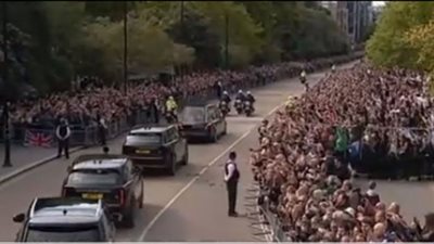 جنازة القرن.. 2 مليون بريطاني اصطفوا لوداع جثمان الملكة إليزابيث (فيديو)