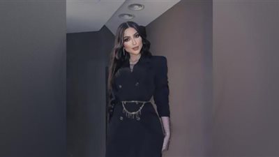 دنيا بطمة بالأسود الجريء تسخر من ألم الوطن العربي