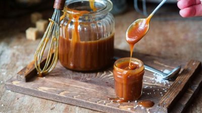 طريقة عمل صوص الكراميل لتزيين الحلويات