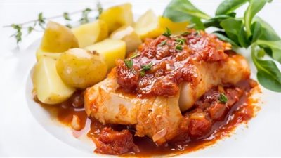 طريقة عمل طاجن السمك بالصلصة صحية وسهلة