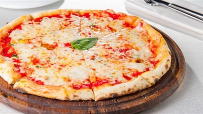 طريقة عمل بيتزا المارجريتا اللذيذة