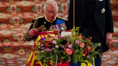 رسالة تشارلز الأخيرة بخط يده على نعش والدته إليزابيث (فيديو)