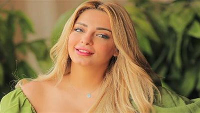 مي حلمي تثير الجدل بإطلالة صيفية