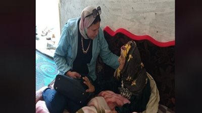 قومي المرأة بالشرقية يزور سيدة فاقوس ويوفر احتياجاتها المعيشية