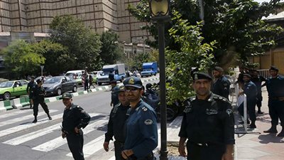 الحكومة الإيرانية تعتقل مجموعة من الشباب