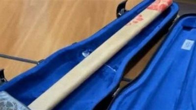 رسالة غامضة.. طباخ بوتين يُهدي البرلمان الأوروبي مطرقة ملطخة بالدماء