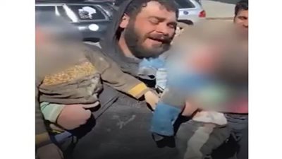 أب سوري يزف جثتي طفليه (شاهد)