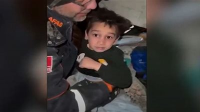 فيديو مؤثر لطفل كان نائمًا لحظة إنقاذه من أسفل الأنقاض (شاهد)