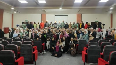 فتيات جامعة سوهاج يشاركن في الدورة المجتمعية 