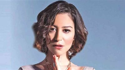 تفاصيل القبض على منة شلبي أثناء عودتها من خارج البلاد