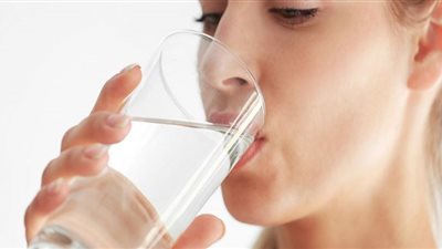 حقيقة فوائد شرب 8 أكواب من الماء يوميًا.. دراسة توضح