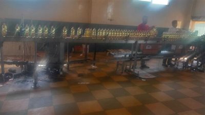 ضبط 1320 زجاجة زيت طعام داخل مصنع تعبئة غير مرخص بالشرقية