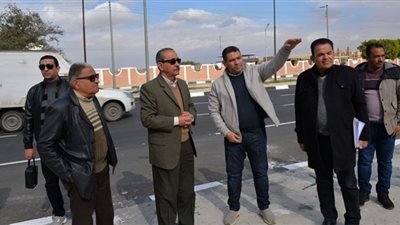 محافظ الإسماعيلية يتفقد المحاور المرورية الواصلة بالطريق الدائري