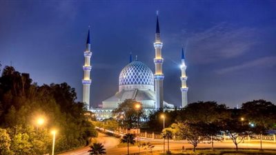 المسجد الأزرق.. تحفة فنية معمارية بشرق آسيا